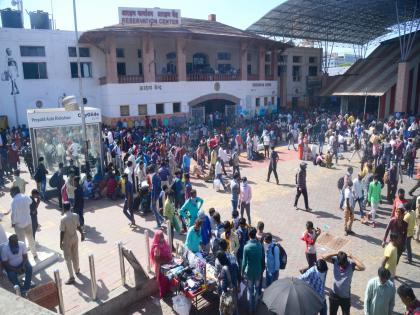 coronavirus: how to defeat corona ? pune station were crowded with people rsg | coronavirus : कसं हरवणार काेराेनाला ? पुणे स्टेशनवर प्रवाशांची प्रचंड गर्दी