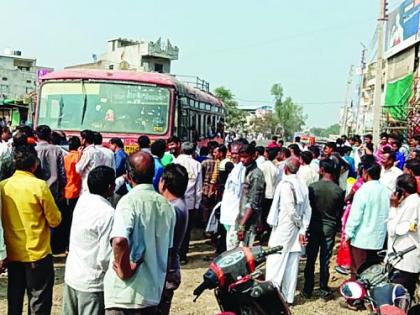 Irritated by irregular buses; The bus with the passengers reached the police station | अनियमित बसफेऱ्यांमुळे विद्यार्थिनी संतप्त; प्रवाशांसह बस पोहोचली पोलीस ठाण्यात