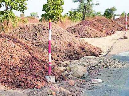 Climax of irregularity; Now the use of clay mung beans | अनियमिततेचा कळस; आता मातीमिश्रित मुरुमाचा वापर