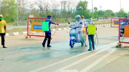 Employee 'Simulation' from 'Hotspot' | ‘हॉटस्पॉट’मधून कर्मचाऱ्यांचे ‘सिमोल्लंघन’ Employee 'Simulation' from 'Hotspot' | ‘हॉटस्पॉट’मधून कर्मचाऱ्यांचे ‘सिमोल्लंघन’