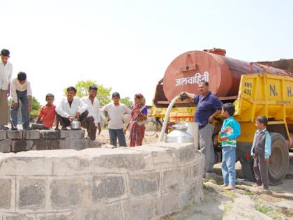 Tanker water supply to 13 villages and two farms in Yeola taluka | येवला तालुक्यात १३ गावे, दोन वाड्यांना टँकरने पाणीपुरवठा