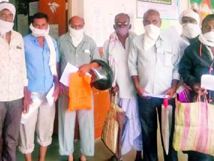 Farmers hit Mahagaon Agriculture Office | शेतकऱ्यांची महागाव कृषी कार्यालयावर धडक Farmers hit Mahagaon Agriculture Office | शेतकऱ्यांची महागाव कृषी कार्यालयावर धडक