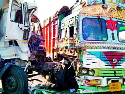 Two truckers killed two trucks | दोन ट्रकच्या अपघातात दोघे दुचाकीस्वार ठार