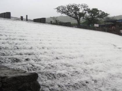 A tourist attraction Bhushi Dam of lonavala overflow | लोणावळ्यातील पावसाळी पर्यटनाचे मुख्य आकर्षण असणारे भुशी धरण 'ओव्हरफ्लो' 