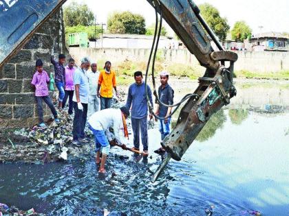 Moslemani Sanitation Campaign by Malegaon Municipal Corporation | मालेगाव  महानगरपालिकेतर्फे मोसमनदी स्वच्छता अभियान