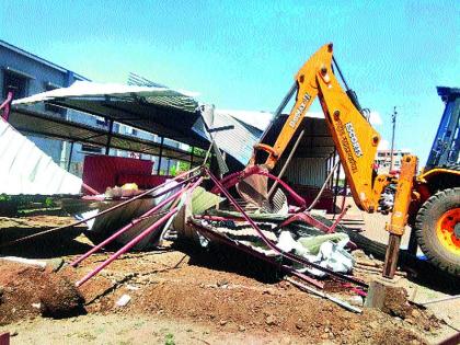 Unauthorized constructions in Gurdwara destroyed | आडगावातील अनधिकृत बांधकामे उद्ध्वस्त