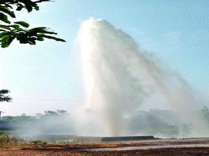  Directly leaking a canal, waste millions of liters of water | थेट जलवाहिनी फुटल्याने लाखो लिटर पाणी वाया