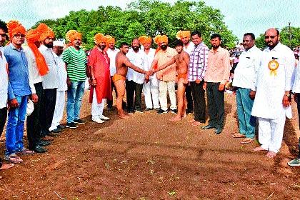  Wonders of 'Lakho' granddaughter in Nagapur's soil ... | नागापूरच्या मातीत रंगली ‘लाख’मोलाची कुस्ती...