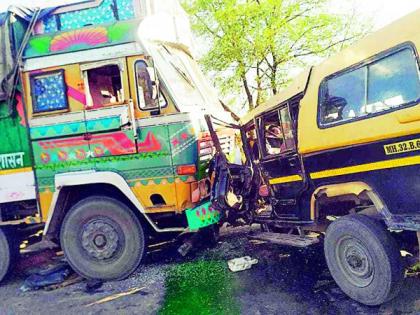 Black and yellow truck hit on Wardha-Shedgaon road; 17 passengers injured | वर्धा-शेडगाव मार्गावर काळीपिवळीची ट्रकला धडक; १७ प्रवासी जखमी