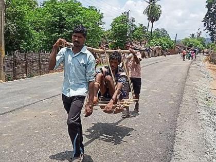 Trouble for patients in remote tribal areas in Gadchiroli | आदिवासी दुर्गम भागात रुग्णांसाठी चालते ‘बाम्ब्युलन्स’ Trouble for patients in remote tribal areas in Gadchiroli | आदिवासी दुर्गम भागात रुग्णांसाठी चालते ‘बाम्ब्युलन्स’