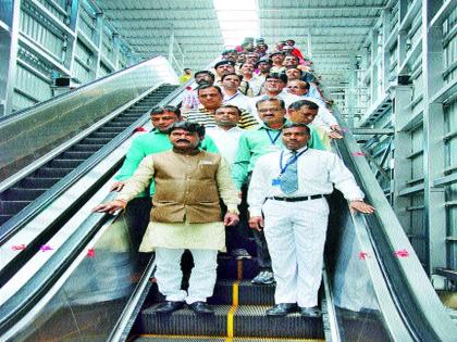 Slogans installed at Nashik Road station | नाशिकरोड रेल्वेस्थानकावर बसविलेल्या सरकत्या जिन्याचे लोकार्पण