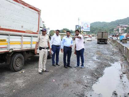 Mira Bhayander Municipal Commissioner reprimanded the officials while inspecting potholes on the road | मीरा भाईंदरमध्ये आयुक्त रस्त्यावर उतरले; खड्ड्यांवरून अधिकाऱ्यांची झाडाझडती