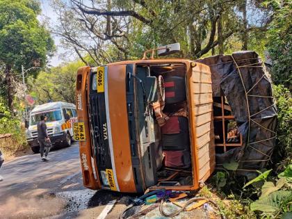  21 people have been injured in an accident involving Tempos in Pachgani  | पाचगणीत वऱ्हाडाच्या टेम्पोस अपघात; २१ जखमी, घोटेघर येथे जाताना घडली घटना 