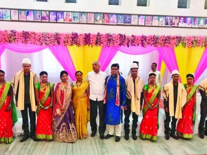 Marriage anniversary celebrated with marriage of five poor couples | पाच गरीब जोडप्यांचा विवाह करून साजरा केला लग्नाचा वाढदिवस