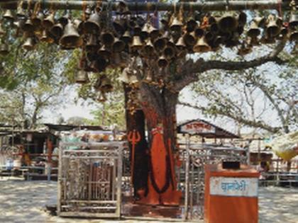 Close to the Jaitoba Temple at the hill | डोंगराळे येथील जैतोबा देऊळ बंद Close to the Jaitoba Temple at the hill | डोंगराळे येथील जैतोबा देऊळ बंद