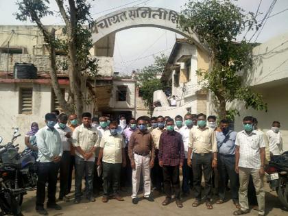Mask allotted to officers and staff in Pt | पं.स.त अधिकारी व कर्मचाऱ्यांना मास्क वाटप Mask allotted to officers and staff in Pt | पं.स.त अधिकारी व कर्मचाऱ्यांना मास्क वाटप