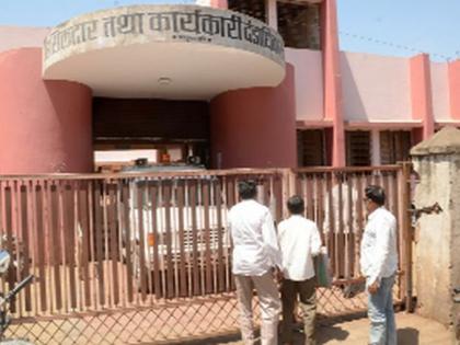 The Dhule tehsil office stopped the crowd | धुळे तहसील कचेरीतील गर्दी रोखली The Dhule tehsil office stopped the crowd | धुळे तहसील कचेरीतील गर्दी रोखली
