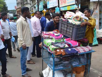 Despite the protests, the encroachment of the mahadwar was removed, giving an alternative place | विरोधानंतरही महाद्वारातील अतिक्रमण काढले, १०० विक्रेत्यांना दिली पर्यायी जागा