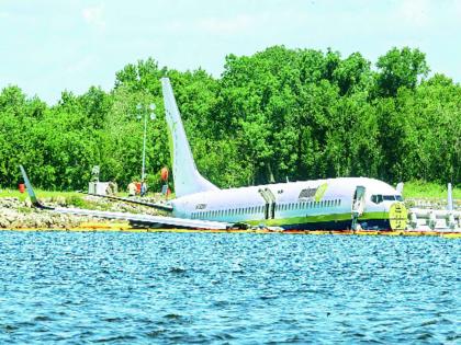  The plane went directly into the river while landing, wonders in America | लॅण्डिंग करताना विमान थेट नदीत गेले, अमेरिकेतील चमत्कार