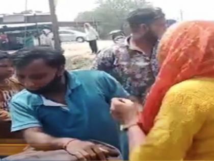 Actress beat up spot boy on road video viral in Chhattisgarh | फोन करून म्हणायचा - माझ्याशी लग्न करशील?, भर रस्त्यात अभिनेत्रीकडून स्पॉट बॉयची धुलाई