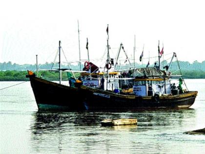 The fishermen of the perishable net trawler of the above: | उपऱ्यांच्या पर्ससीन नेट ट्रॉलरची बेसुमार मच्छीमारी : अधिका-यांची गस्तीला दांडी