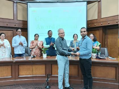 Tushar Saple of Thane topped the Green Teacher Award competition across the state | हरित शिक्षक पुरस्कार स्पर्धेत राज्यभरात ठाण्याचे तुषार सापळे अव्वल