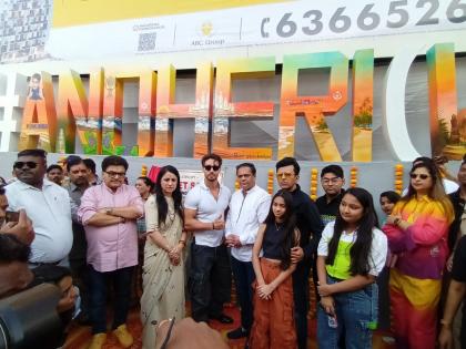 Inauguration of the sculpture outside Andheri railway station by famous actor Tiger Shroff | अंधेरी रेल्वे स्थानकाबाहेरील शिल्पाचे प्रसिद्ध अभिनेते टायगर श्रॉफच्या हस्ते उदघाटन