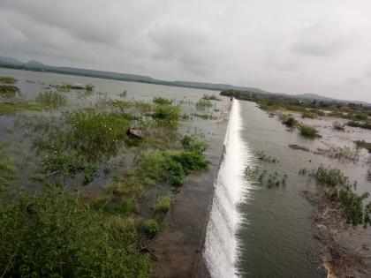 The blind dam filled up, the Manganga began to overflow | हुश्शऽऽऽ आंधळी धरण भरले, माणगंगा दुथडी भरून वाहू लागली