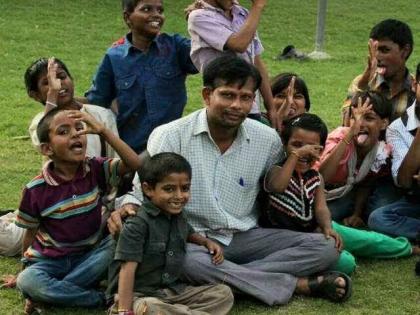 The work of Anant Zende brought the light of education into the lives of 127 tribal children | १२७ आदिवासी मुलांच्या जीवनात आणला शिक्षणाचा प्रकाश, अनंत झेंडे यांचे कार्य