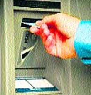 Hold ATM card stolen | ‘एटीएम’कार्ड चोरटे ताब्यात