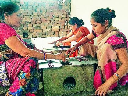 Employment given to women as a symbol of good fortune | सौभाग्याच्या प्रतिकाने महिलांना दिला रोजगार Employment given to women as a symbol of good fortune | सौभाग्याच्या प्रतिकाने महिलांना दिला रोजगार