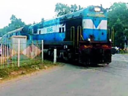 Hazardous transport of diesel trains running through jungle areas | जंगलव्याप्त परिसरातून धावणाऱ्या डिझेल रेल्वेची वाहतूक धोकादायक Hazardous transport of diesel trains running through jungle areas | जंगलव्याप्त परिसरातून धावणाऱ्या डिझेल रेल्वेची वाहतूक धोकादायक