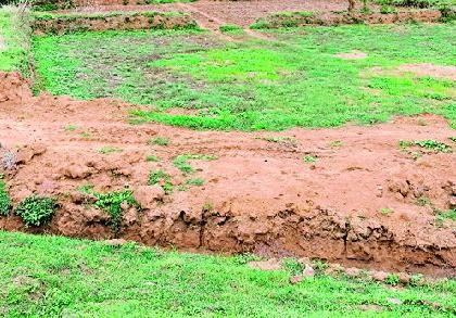 Hundreds of hectares of farmland without irrigation due to lack of planning | नियोजनाअभावी शेकडो हेक्टर शेती सिंचनाविना Hundreds of hectares of farmland without irrigation due to lack of planning | नियोजनाअभावी शेकडो हेक्टर शेती सिंचनाविना