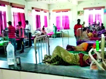 Two patients on one bed in Tumsar subdivision hospital | तुमसर उपजिल्हा रुग्णालयात एका बेडवर दोन रुग्ण