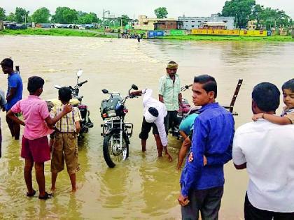 Under the trench of water, many houses collapsed | धानशेती पाण्याखाली, अनेक घरांची पडझड