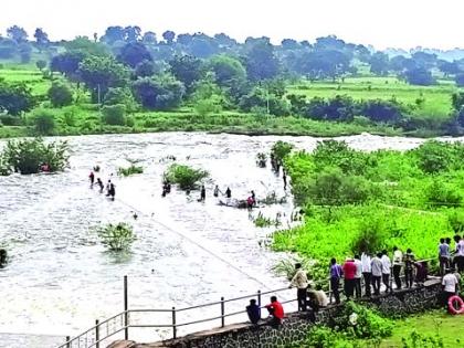 Five drowned; The bodies of both were found | सांडव्यात अडकलेल्या तिघांना वाचविण्यासाठी गेलेल्या युवकाचा मृत्यू