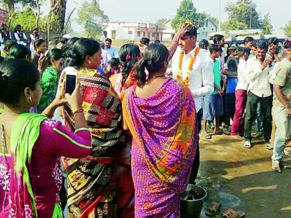 The village singled out for the signing of the panchayat | उपसरपंचाच्या स्वागतासाठी एकवटले गाव