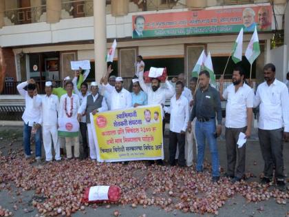 Movement ahead of the office of Union Minister of State for Defense in Dhule | धुळ्यात केंद्रीय संरक्षण राज्यमंत्र्यांच्या कार्यालयासमोर आंदोलन