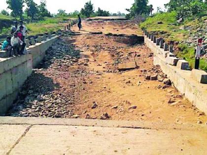 In three years only the bridge fell into the pits | तीन वर्षातच पुलाला पडले खड्डे