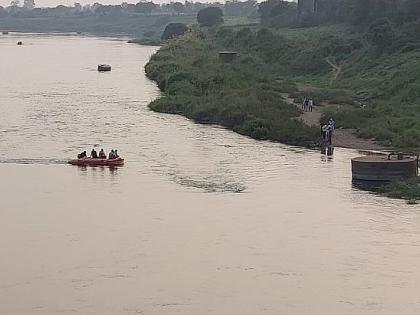 The young engineer drowned in water in Waingang river in front of the mother | निर्माल्य विसर्जनासाठी गेलेल्या युवकाला आईसमोरच वैनगंगेत मिळाली जलसमाधी