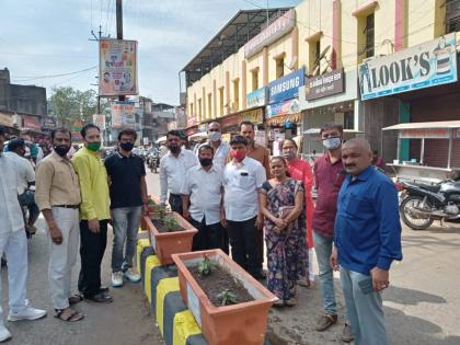 Beautification of the main road divider in Ghoti | घोटीतील मुख्य रस्त्यावरील दुभाजकाचे सुशोभिकरण