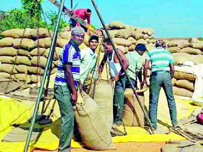 The misguided farmers at the grain center | धान केंद्रावर शेतकऱ्यांची दिशाभूल