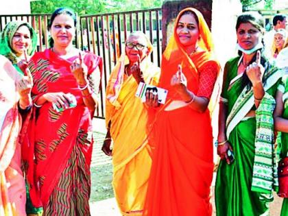 Even in the bitter cold, the excitement of voting continued | कडाक्याच्या थंडीतही मतदानाचा उत्साह कायम