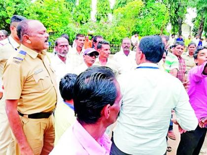 Maharashtra Election 2019 : Disagreement with voters 'slow' method of voting | Maharashtra Election 2019 : मतदान प्रक्रियेच्या ‘संथ’ कार्यप्रणालीने मतदारात नाराजी Maharashtra Election 2019 : Disagreement with voters 'slow' method of voting | Maharashtra Election 2019 : मतदान प्रक्रियेच्या ‘संथ’ कार्यप्रणालीने मतदारात नाराजी