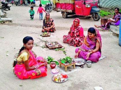 Temples closed; Worship of greenery in front of the house | मंदिरे बंद; घरासमोरच हरितालिकेची पूजा