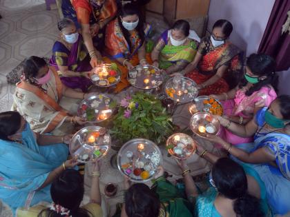 Green worship at home in the city | शहरात घरोघरी हरितालिका पूजन