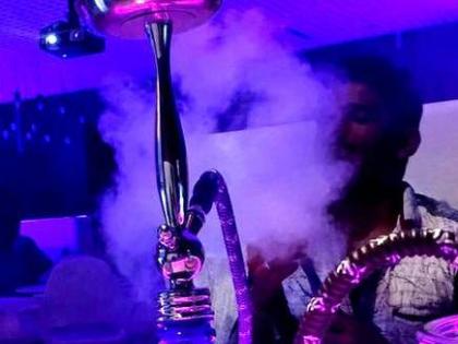 Raid on senior playwright's hookah parlor; Eighteen people were found intoxicated | हुक्का पार्लरवर छापा; नशेत तर्रर्र झालेले अठरा जण सापडले