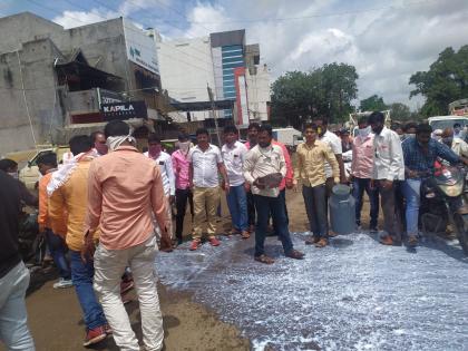 Milk poured on the streets in Jamkhed, Swabhimani's agitation | जामखेडमध्ये दूध रस्त्यावर ओतले, स्वाभिमानीचे आंदोलन