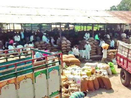 Traders Occupy Tin Shed On Market! | बाजारातील टीन शेडवर व्यापाऱ्यांचा कब्जा!