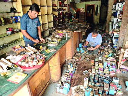 Eyelashes stared at the clay shops | मातीमोल दुकाने पाहून डोळे डबडबले